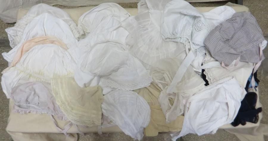 Une trentaine de bonnets/charlottes pour femme, style divers. Matières: coton, dentelle.