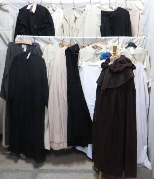 Environ vingt-neuf tenues dont robes, tuniques ou manteaux pour religieuse. Matières: lainage et synthétique.