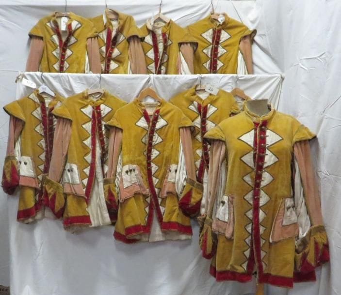 Dix vestes jaune et rouge pour laquais, style XVIIIe. Matières: soie et velours.