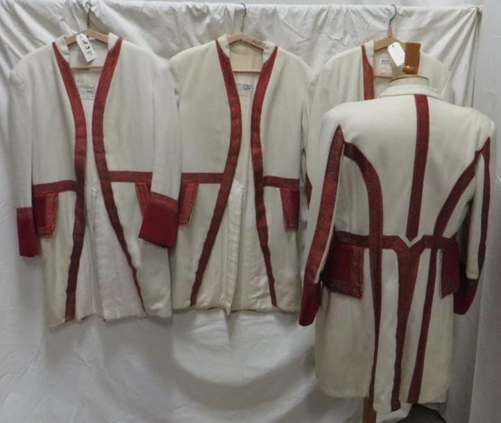 Quatre vestes beiges et dorées pour laquais, style XVIIIe. Matière: lainage.