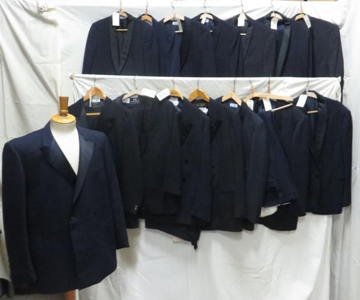 Une quinzaine de veste smoking bleues pour homme, style XXe.