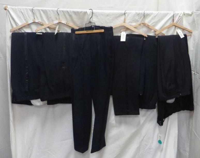 Une quinzaine de pantalons smoking bleus pour homme, style XXe.