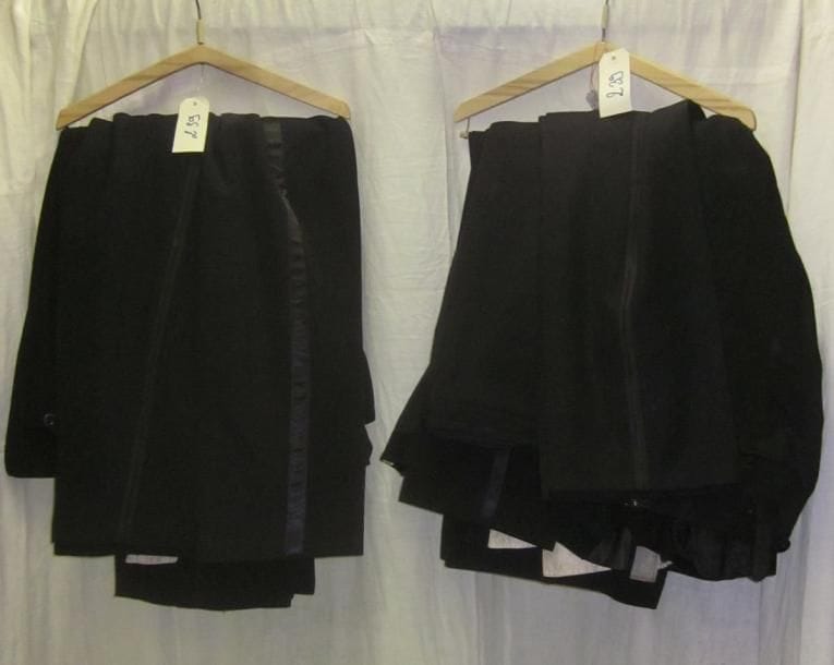 Une quinzaine de pantalons noirs de smoking pour homme, style XXe.