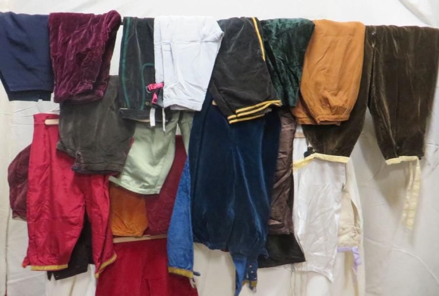 Une quarantaine de culottes pour homme, style XVIIIe. Matières: coton, lainage, reps et velours?