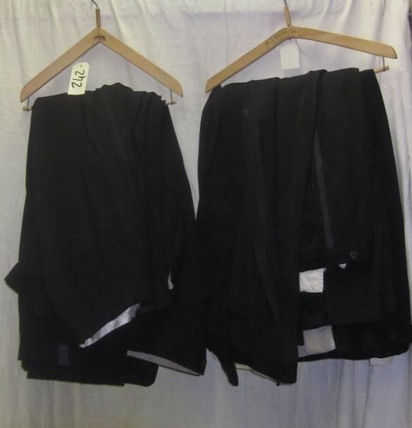 Une quinzaine de pantalons noirs de smoking pour homme, style XXe.