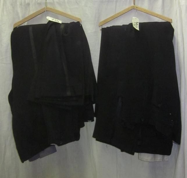 Une quinzaine de pantalons noirs de smoking pour homme, style XXe.