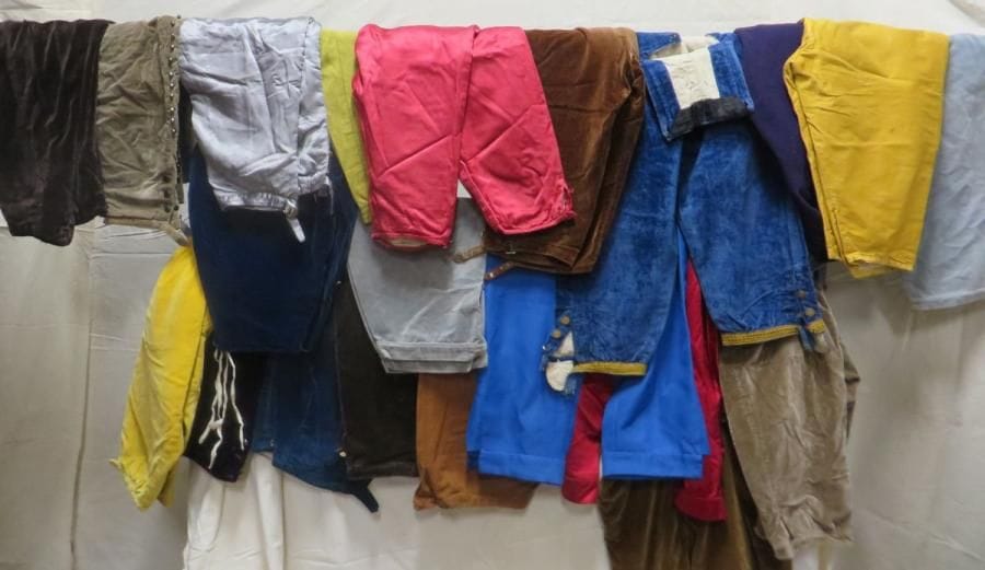Une quarantaine de culottes pour homme, style XVIIIe. Matières: coton, lainage, reps et velours?
