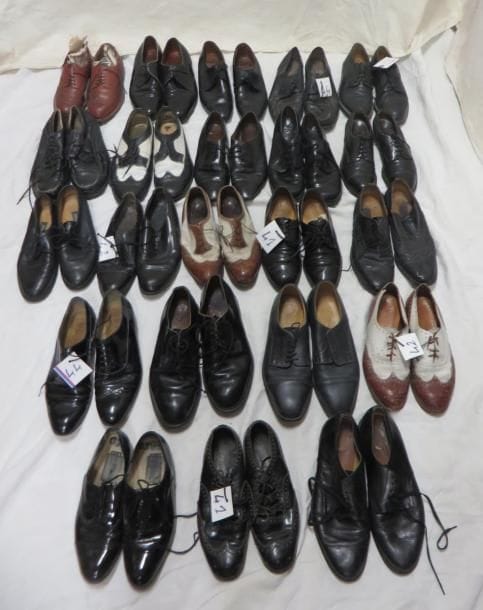 Environ vingt-deux paires de souliers à lacet pour homme, style début XXe. Matières: cuir.
