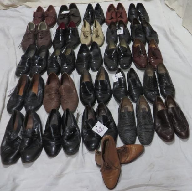 Environ vingt-sept paires de souliers pour homme, style XXe. Matières: cuir et cuir vernis.