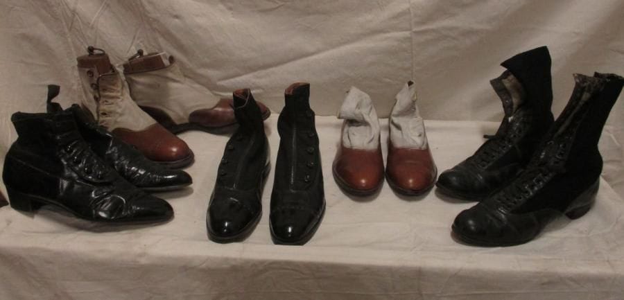 Lot de cinq paires de bottines pour homme, style fin XIXe - début XXe. Matières: cuir et tissus.
