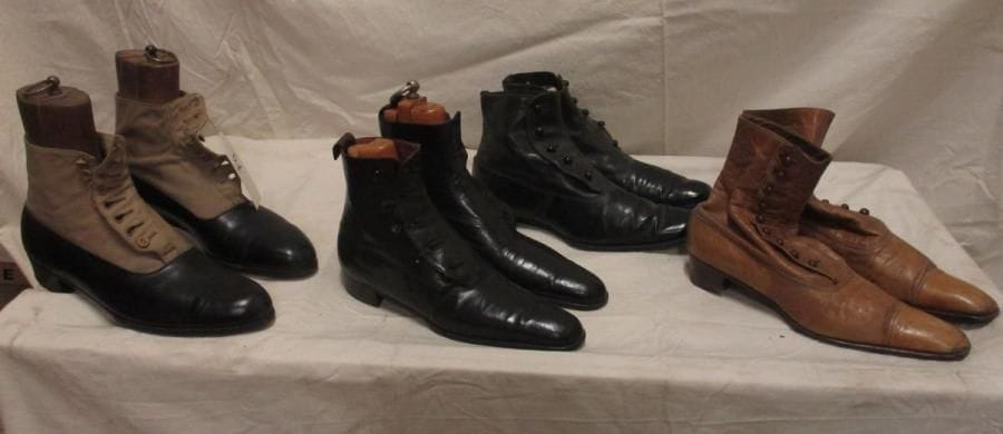 Lot de quatre paires de bottines pour homme, style fin XIXe - début XXe. Matières: cuir et tissus.