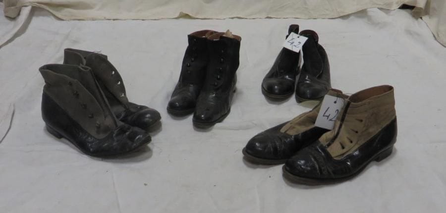 Quatre paires bottines à bouton ou lacet pour homme, style 1900. Matière: cuir.