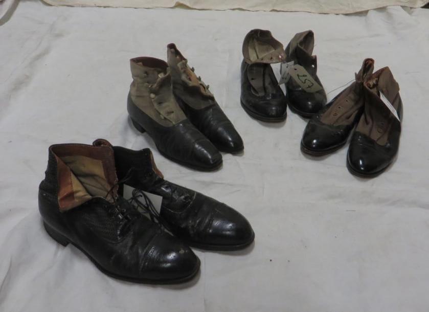 Quatre paires bottines à bouton ou lacet pour homme, style 1900. Matière: cuir.