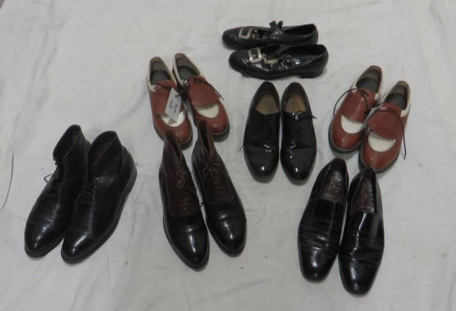 Sept paires de souliers divers pour homme dont deux paires de bottines, deux paires de chaussures de golfs, deux paires de souliers vernis et une paire de souliers écossaises.