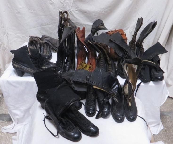 Une quinzaine de paires de bottines pour femme, style XXe. Matières: cuir ou tissus.