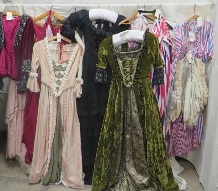 Une quinzaine de pièces dont robes, paniers, vestes, gilets ou jupes pour femme, style XVIIIe. Matières: coton, damas, lainage, velours et synthétique?