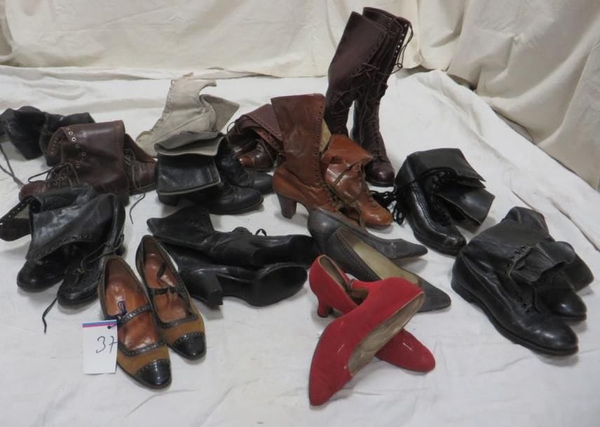 Une quinzaine de paires de bottines pour femme, style XXe. Matières: cuir ou tissus.