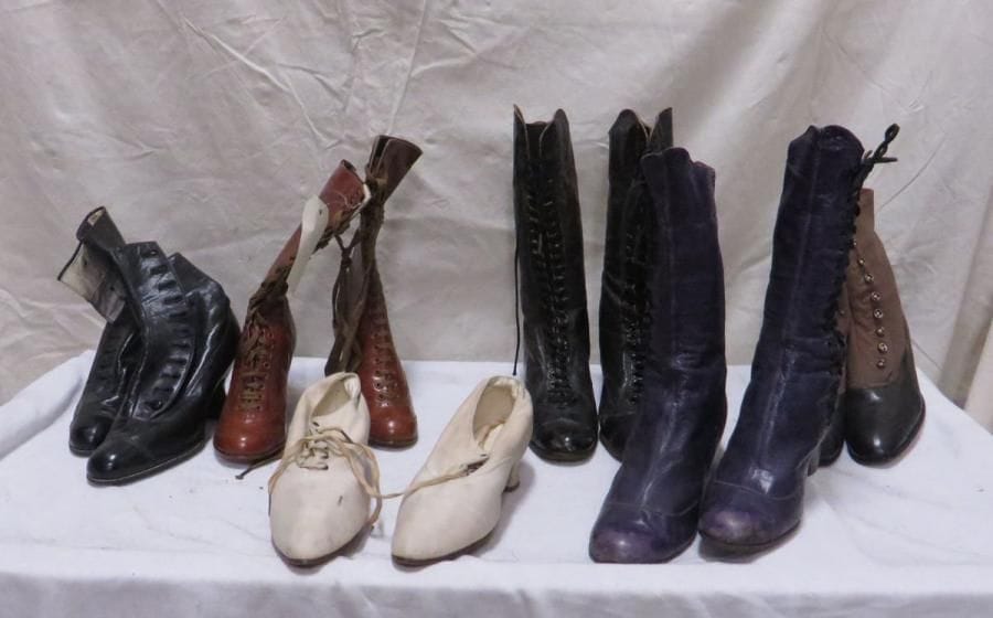 Cinq paires de bottines et une paire de souliers pour femme, style XXe. Matières: cuir ou tissus divers.