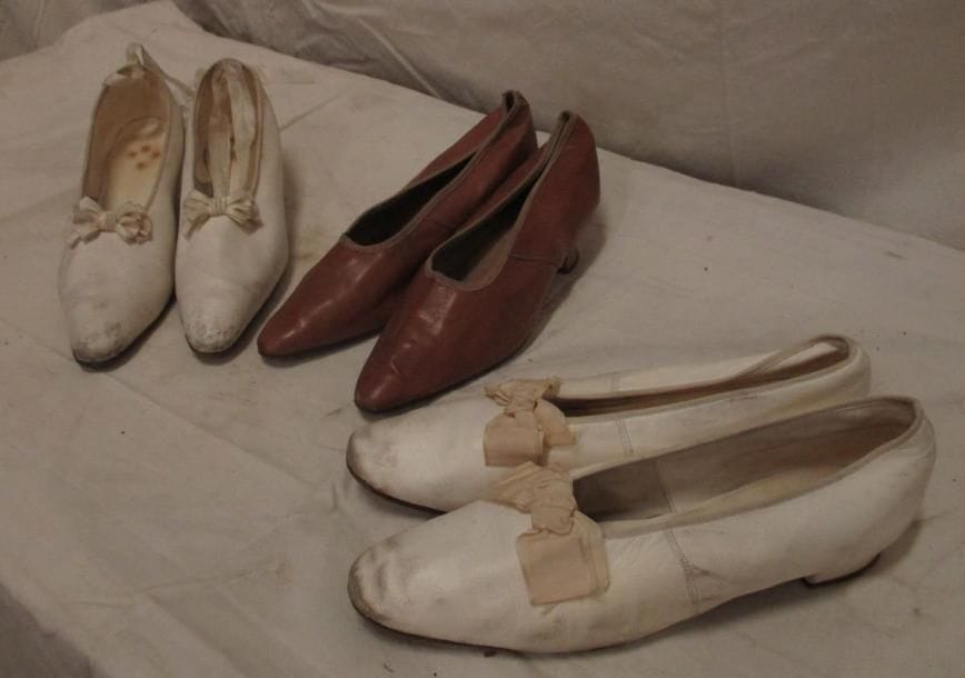 Trois paires de souliers en cuir pour femme, fin XIXe - début XXe.