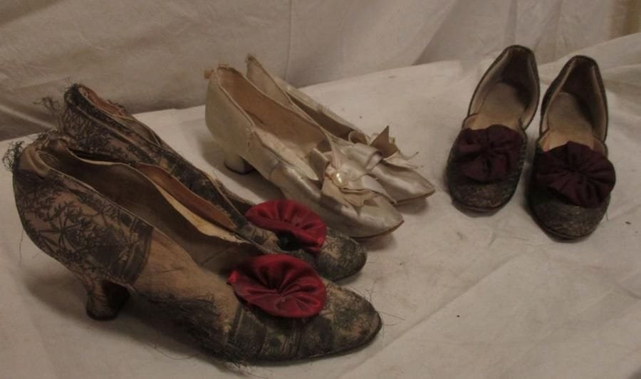 Trois paires de souliers en soie pour femme, fin XIXe - début XXe.