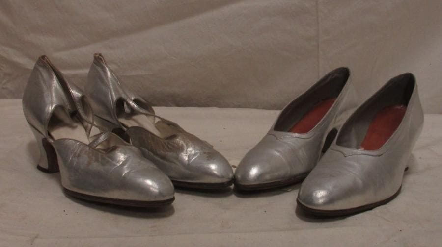 Deux paires de souliers, des salomés et des escarpins en cuir argenté, années 1930.
