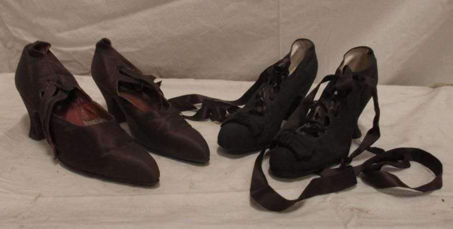 Deux paires d'escarpins pour femme, années 1930. Matières: cuir, satin et divers.