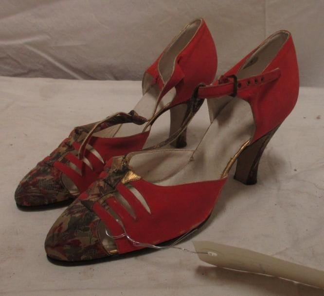 Paire de salomés en tissu orange et motifs floraux, années 1930.