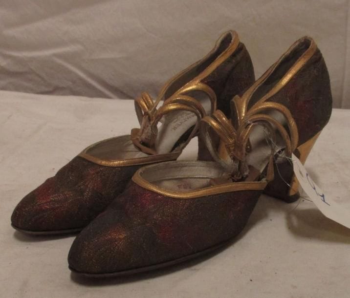 Paire de souliers pour femme en soie brochée et cuir, par Cammeyer à NY, années 1930.