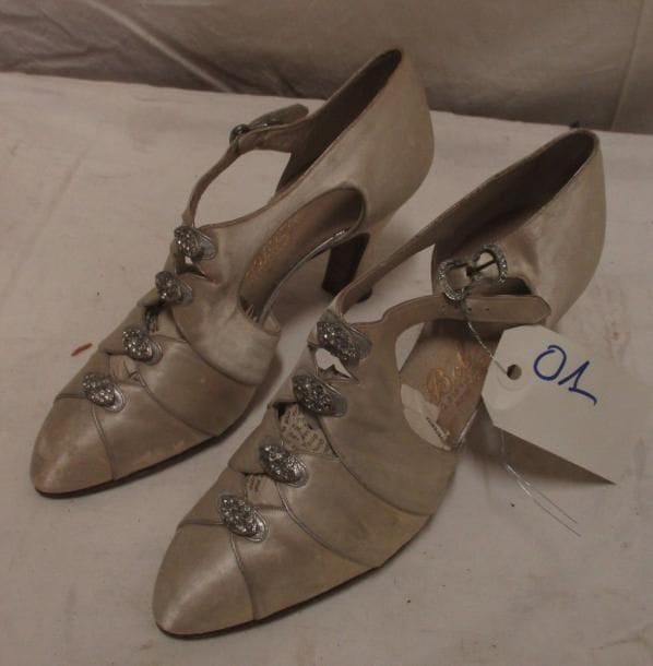 Paire de souliers pour femme en satin ivoire et strass, par BOB à NY, années 1930.