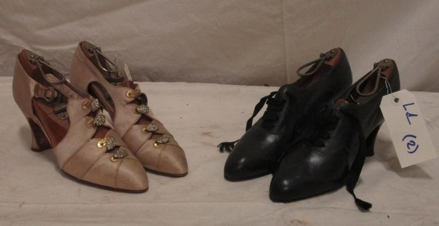 Deux paires de souliers en cuir noir et satin rose poudré pour femme, par BOB à NY, années 1930.