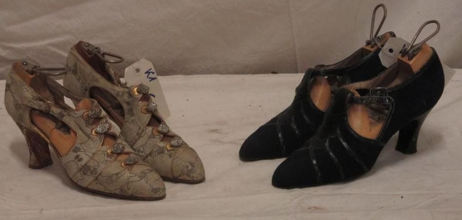 Deux paires de souliers en daim bleu marine et soie, par BOB à NY, années 1930.