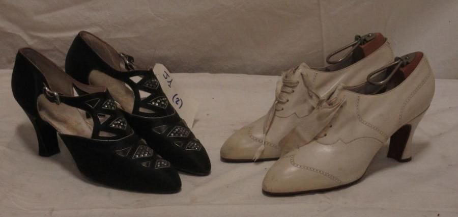 Deux paires de souliers en satin noir et cuir blanc, par BOB à NY, années 1930.