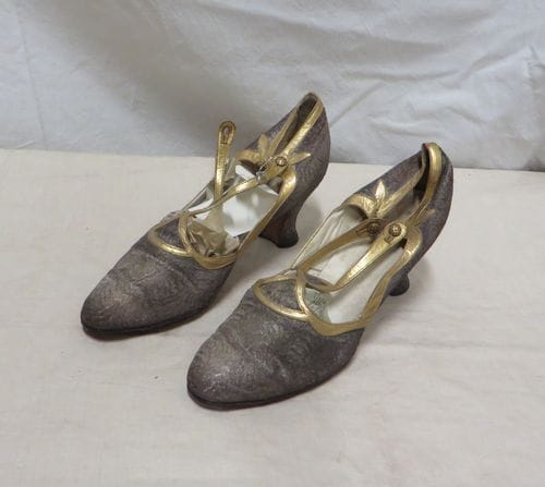 Paire de salomés pour femme en tissus et cuir or, par F.Pinet à Paris, années 1930.