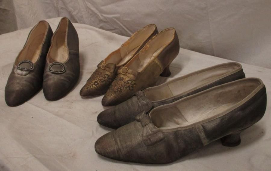 Trois paires de souliers entièrement rebrodés de paillettes et fil d'or et argent pour femme, style XVIIIe.