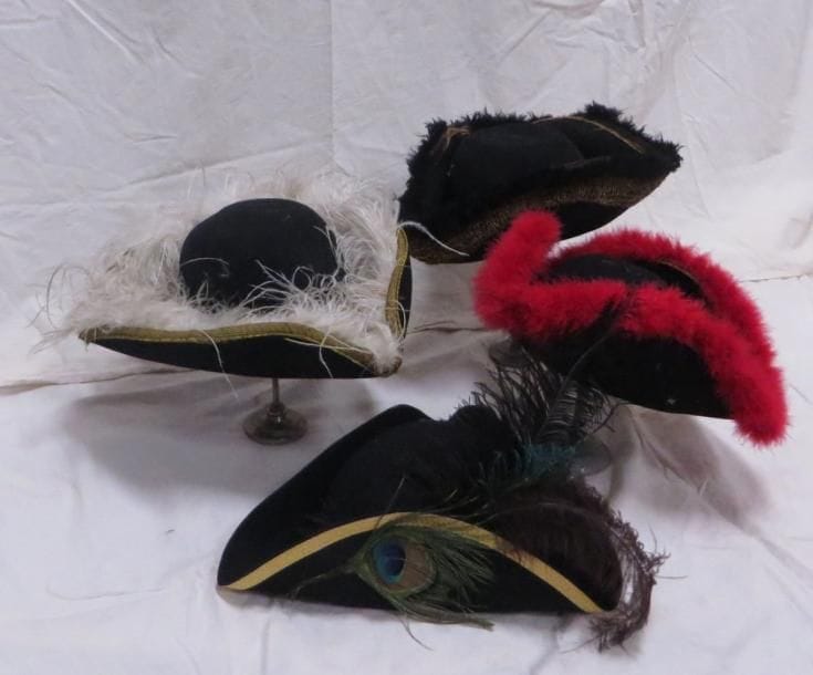 Quatre tricornes à plumes de style XVIIIe. Matière: feutre.
