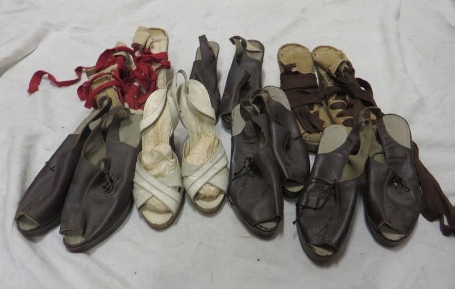 Sept paires de souliers pour femme, style XXe. Matières: cuir et tissus divers.