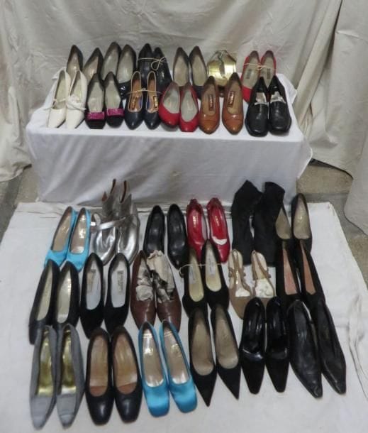 Une trentaine de paires de souliers pour femme, style XXe. Matières: cuir et synthétique.