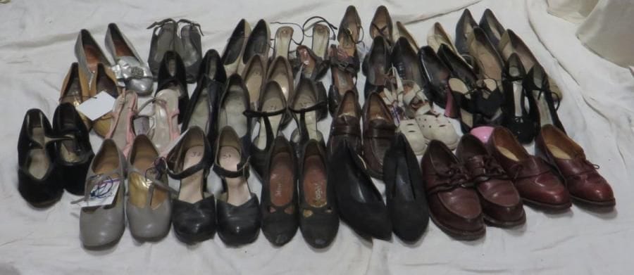 Environ vingt-huit paires de souliers pour femme, style XXe. Matières: cuir et synthétique.