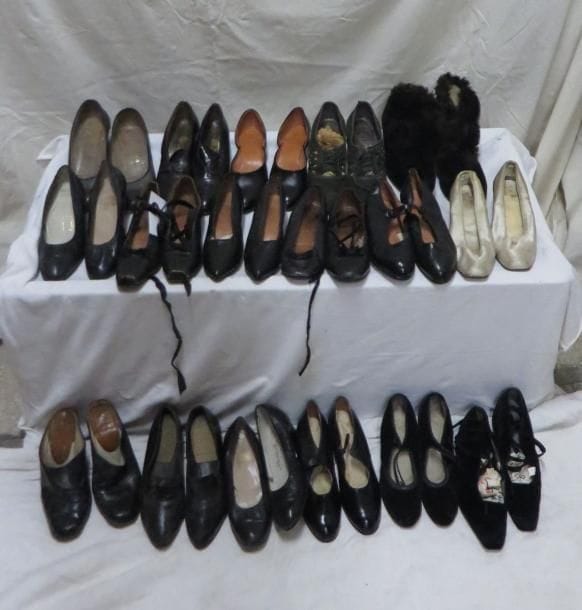 Environ dix-sept paires de souliers pour femme, style XXe. Matières: cuir et synthétique.