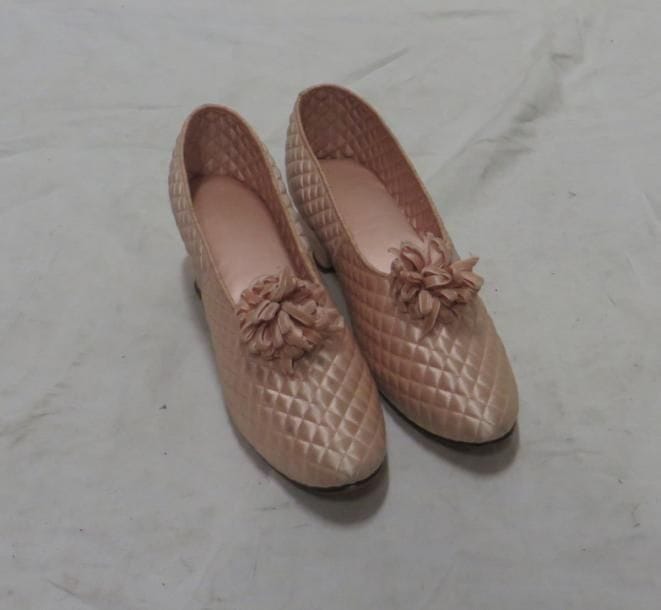 Une paire de pantoufles en satin rose pour femme, style XXe.