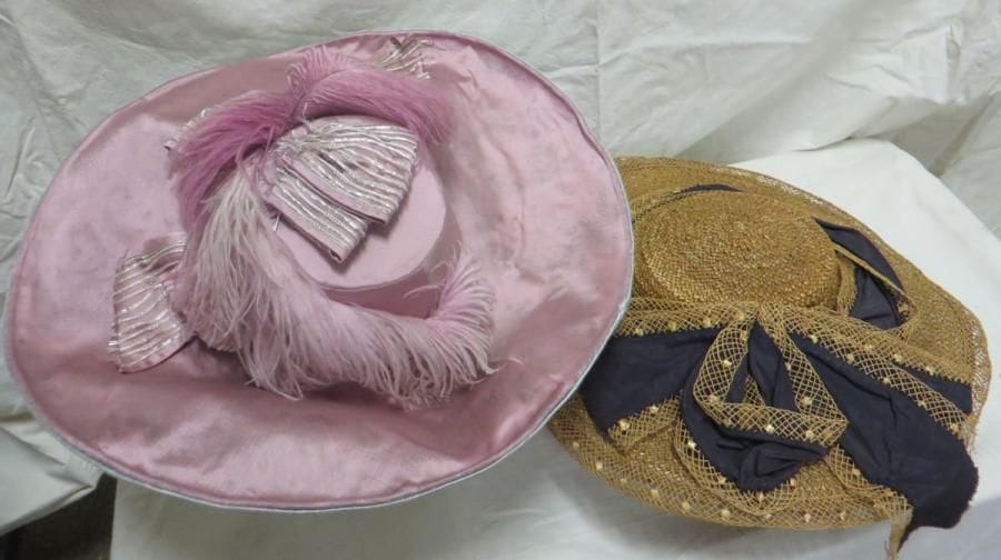 Deux capelines pour femme, style XVIIIe. Matières: paille et satin.