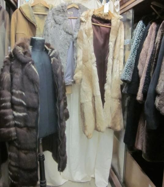 Une trentaine de manteaux ou vestes de fourrure ou peau retournée pour femme, en partie synthétique, style XXe.
