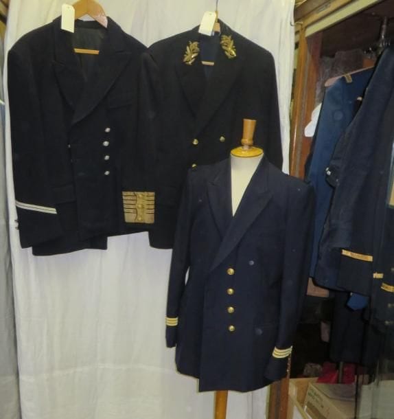Fort lot comprenant des vestes, pantalons, chemises ou boutons de la Marine, style divers. Matières: coton et lainage.