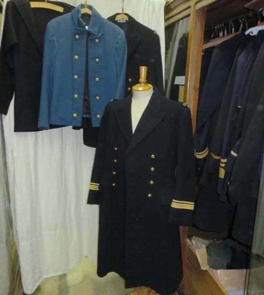 Fort lot comprenant des vestes, pantalons, chemises ou boutons de la Marine, style divers. Matières: coton et lainage.