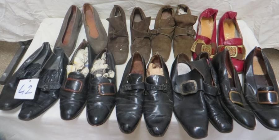 Neuf paires de souliers pour homme, style XVIIIe. Matières: cuir et daim.