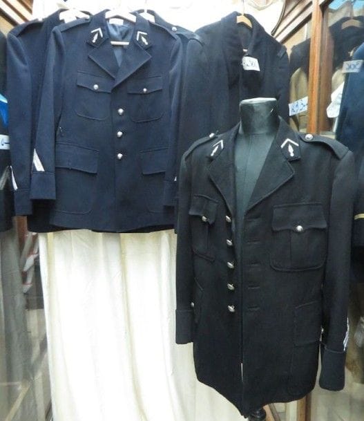 Une trentaine de vestes et un manteau de gendarme, style divers. Matières: coton et lainage. (environ 20 pièces)