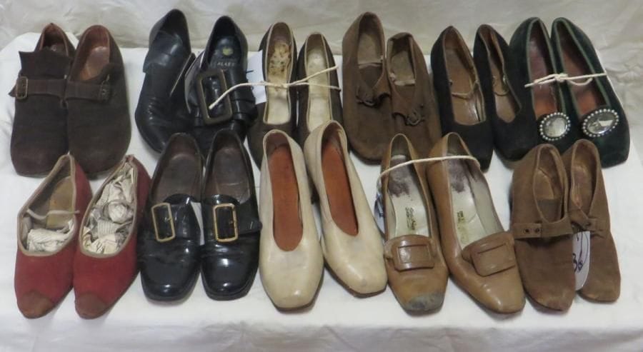 Onze paires de souliers pour femme, style XVIIIe. Matières: cuir et daim.