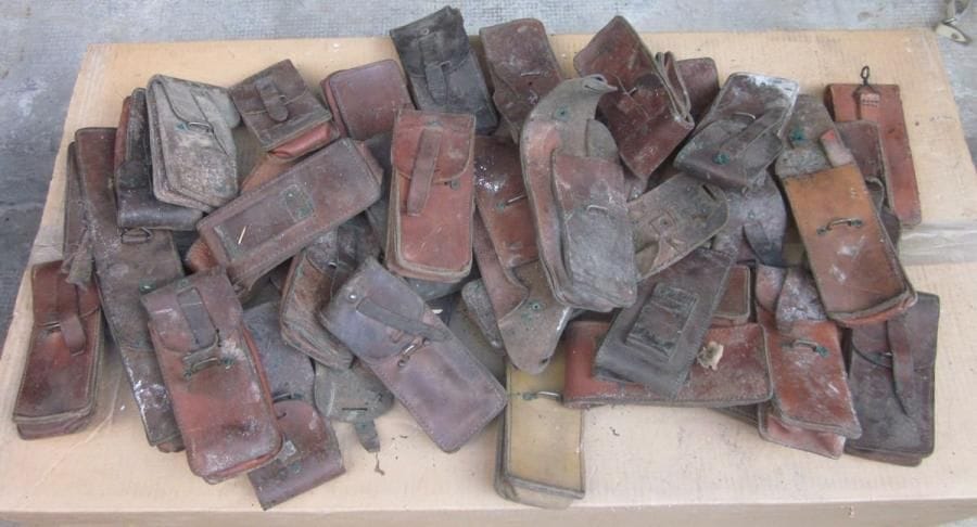 Fort lot de cartouchières en cuir fauve. (9 cartons).