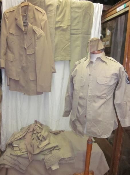 Fort lot de vestes, pantalons ou chemises de l'Armée de Terre Française, style divers. Matière: coton mélangé. (environ 100 pièces)