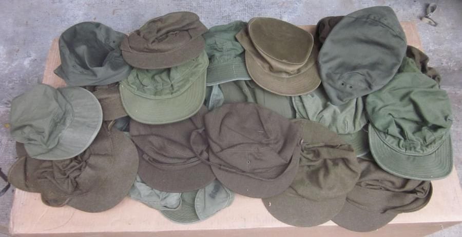 Une trentaine de casquettes militaires, dont des américaines.